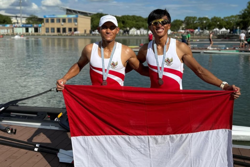 Duet Ali Mardiansyah/Rafiq Wirdan Yasir berhasil meraih medali perak Kejuaraan Dunia Dayung 2025 di nomor Lightweight Women - Image