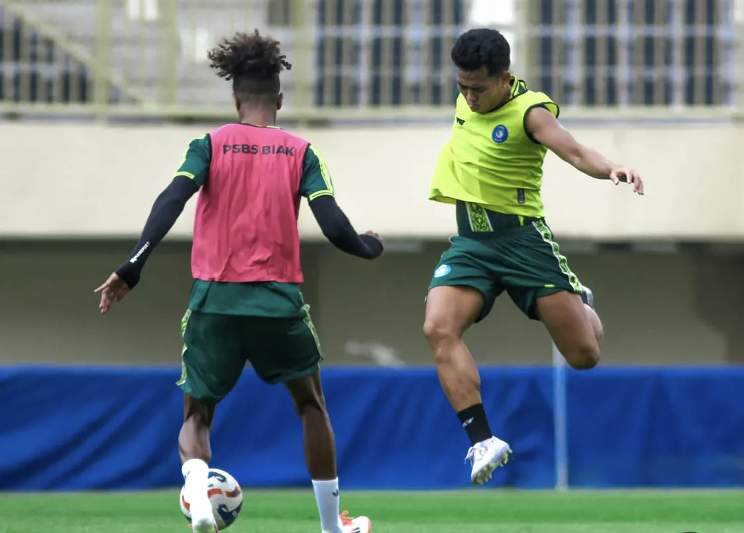 PSBS Biak menjalani latihan jelang bentrok Madura United, Kamis (25/9/2025). (Dok. Instagram/@psbsofficial) - Image