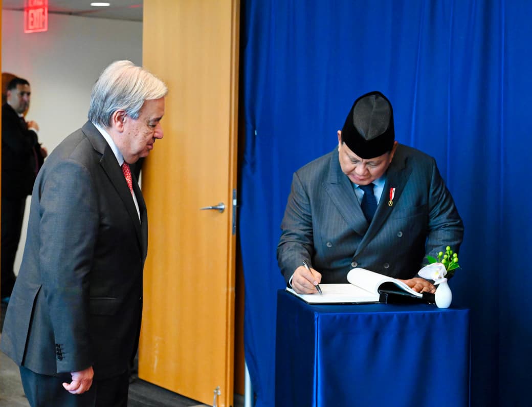 Presiden Republik Indonesia, Prabowo Subianto berjabat tangan dengan Sekretaris Jenderal PBB, Antóni