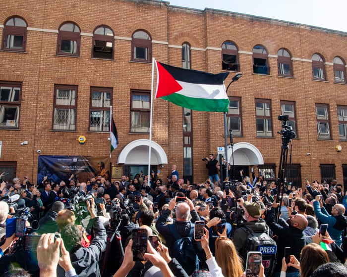 Ilustrasi: Bendera Palestina berkibar di London, Inggris. (The Guardian). - Image