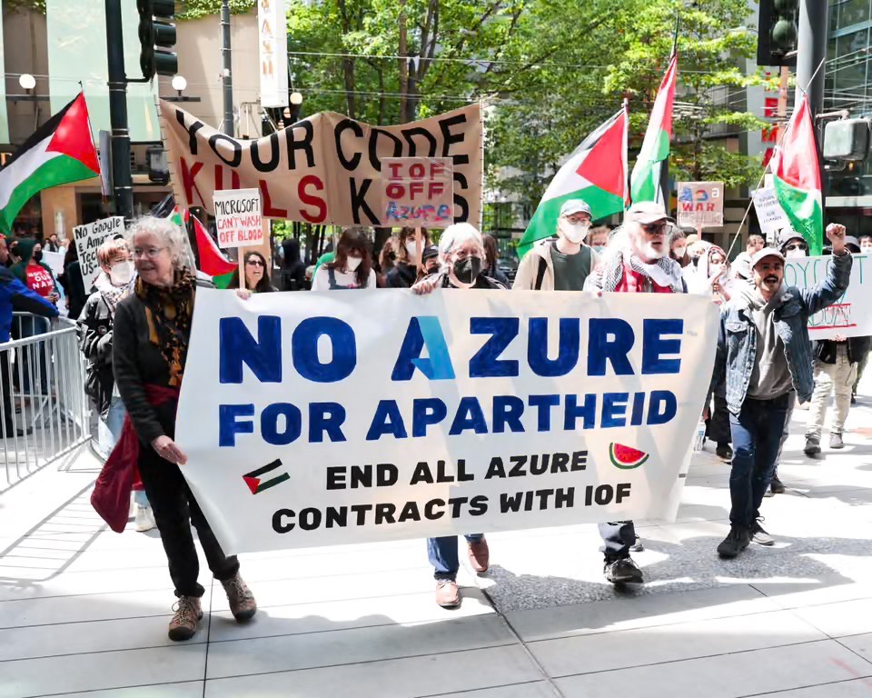 Aksi demonstran membawa slogan “No Azure for Apartheid” di luar sebuah acara Microsoft di Seattle, Mei lalu. (The Guardian) - Image