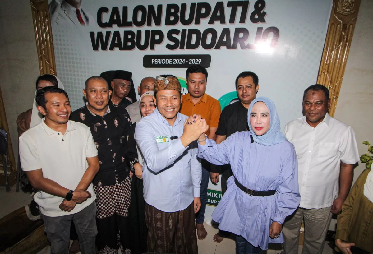 Bupati Sidoarjo Subandi dan Wakilnya Mimik Idayana saat merayakan kemenangan Pilkada 2024 lalu. (Dokumentasi Radar Sidoarjo) - Image