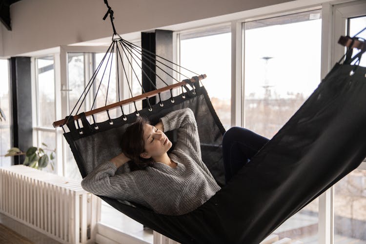 Ilustrasi tidur, bermimpi. (Photo by KATRIN BOLOVTSOVA./Pexels.) - Image