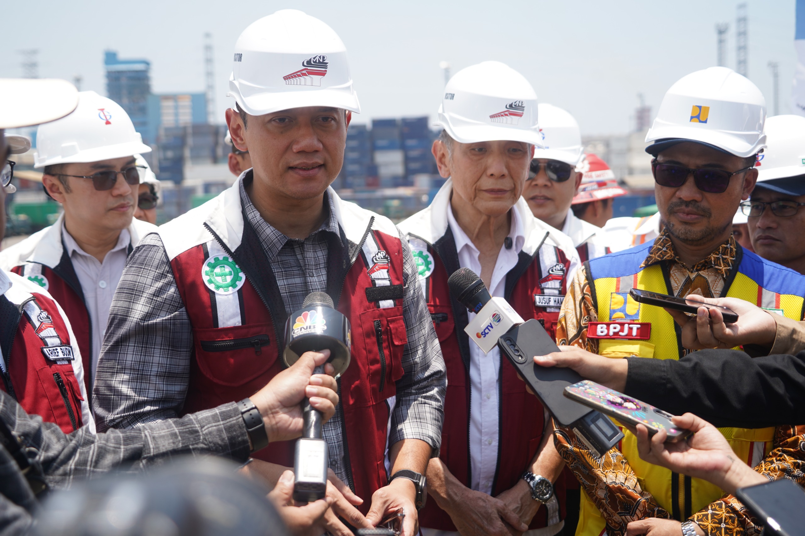 Menteri Koordinator Bidang Infrastruktur dan Pembangunan Kewilayahan, Agus Harimurti Yudhoyono (AHY) bersama pemilik PT Citra Marga Nusaphala Persada (CMNP) Jusuf Hamka. (Istimewa) - Image