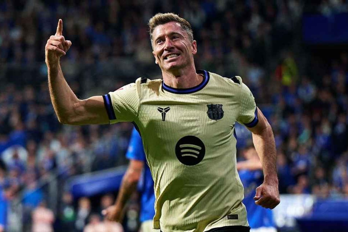 Selebrasi Robert Lewandowski usai sumbang gol untuk Barcelona ketika mengalahkan Real Oviedo. (Bruno Penas/Quality Sport Images) - Image