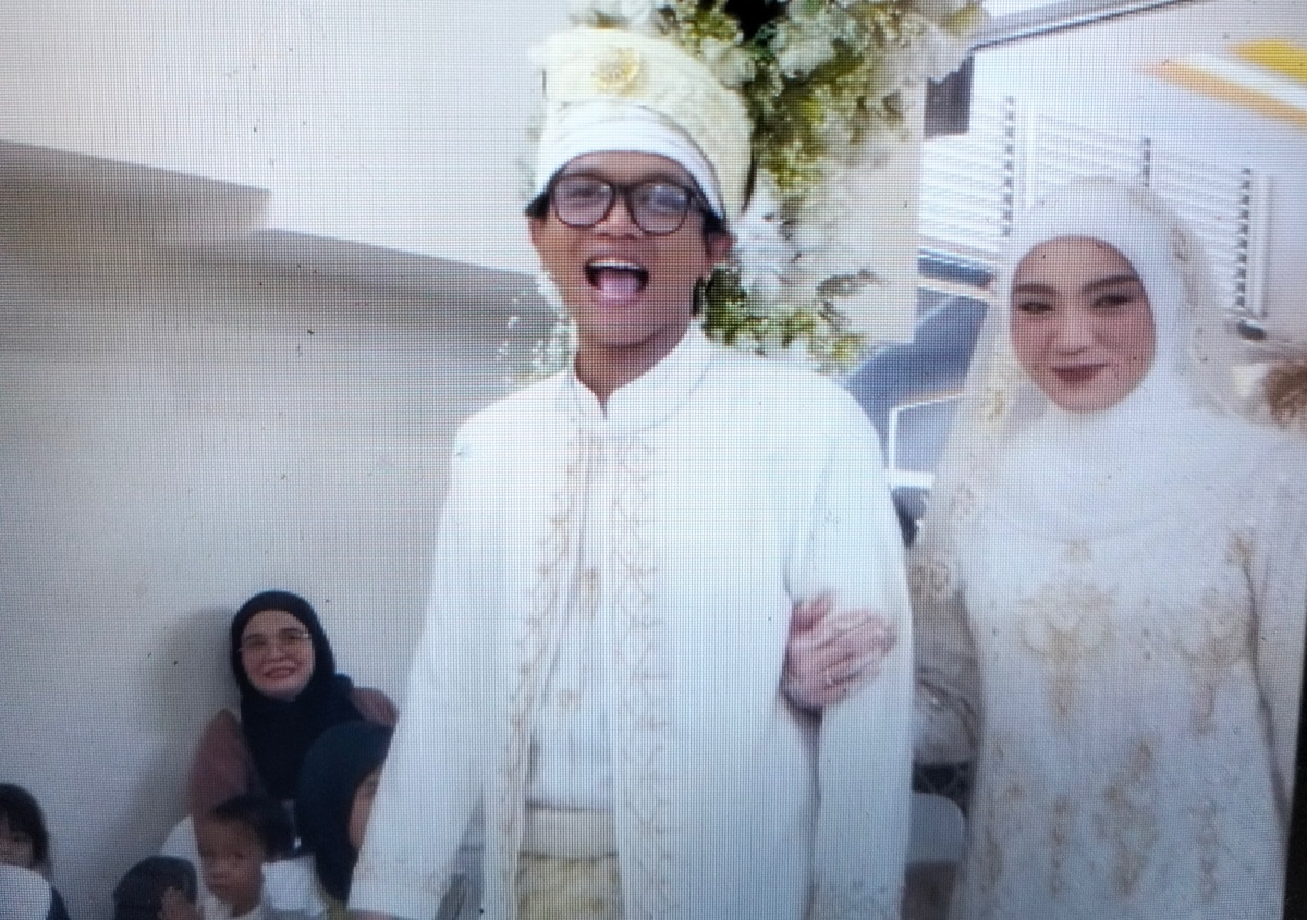 Komika Dzawin Nur akhirnya menikah dengan kekasihnya Renny Rachmawaty pada hari ini,Sabtu (27/9). (Instagram: wira_) - Image