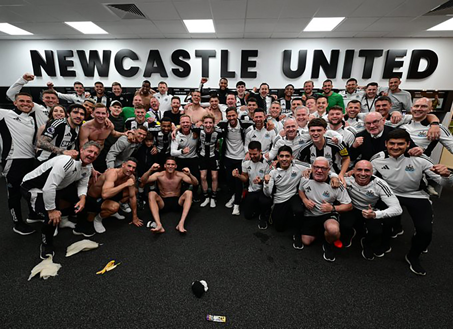 Para pemain Newcastle merayakan juara Piala Liga 2024-2025. - Image