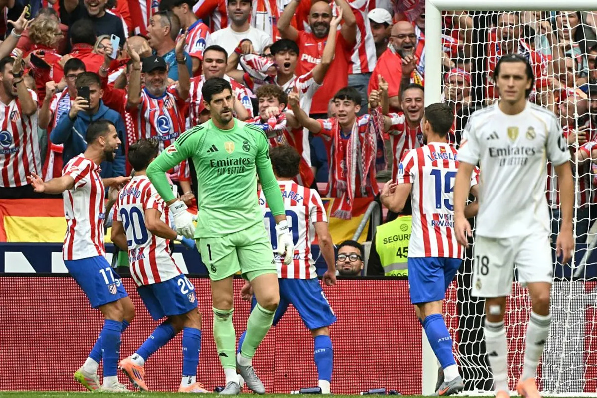 Ekspresi Thibaut Courtois setelah dibobol Julian Alvarez dari bola mati untuk kesekian kalinya di derby Madrid kali ini. (Javier Soriano/AFP) - Image