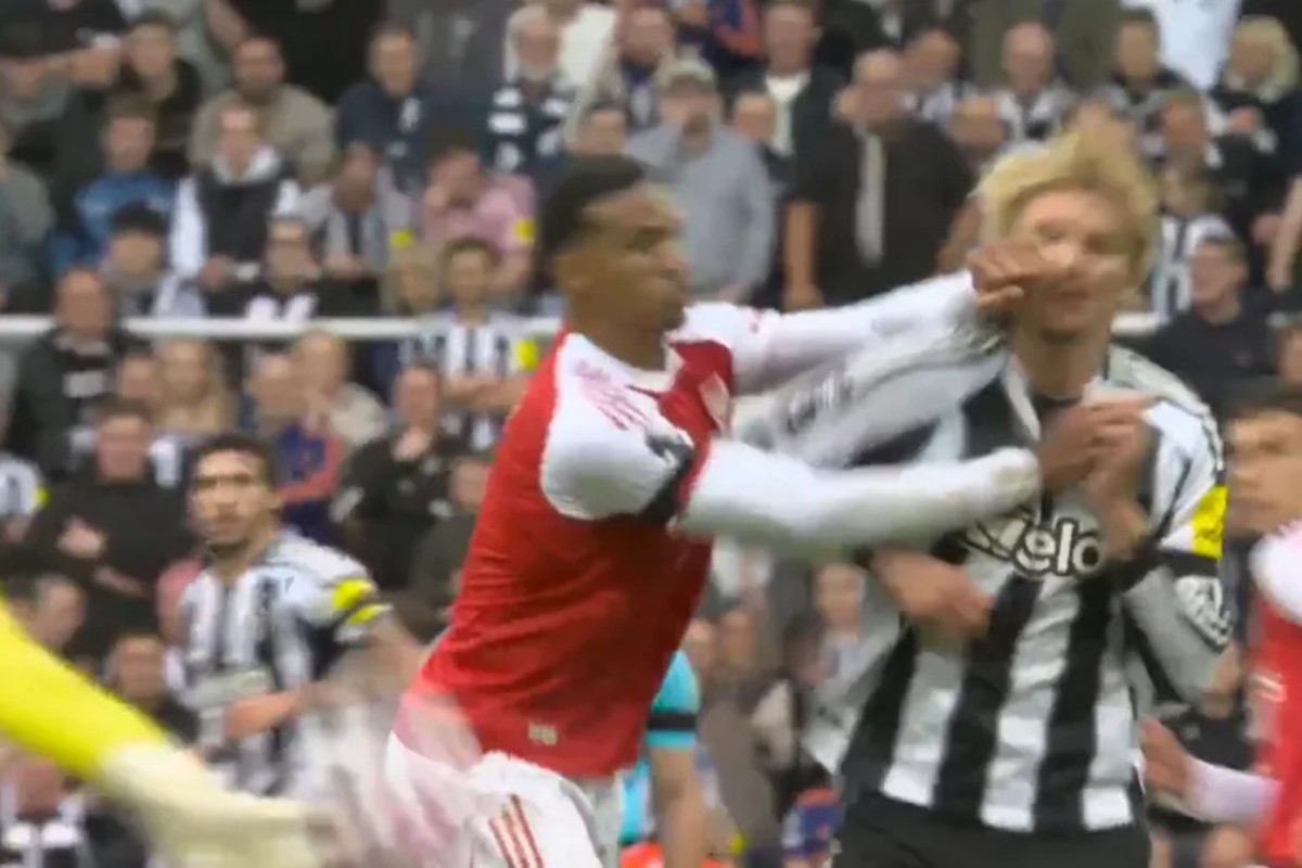 Insiden Gabriel Magalhaes sikut Nick Woltemade. (Dok Sky Sport) - Image
