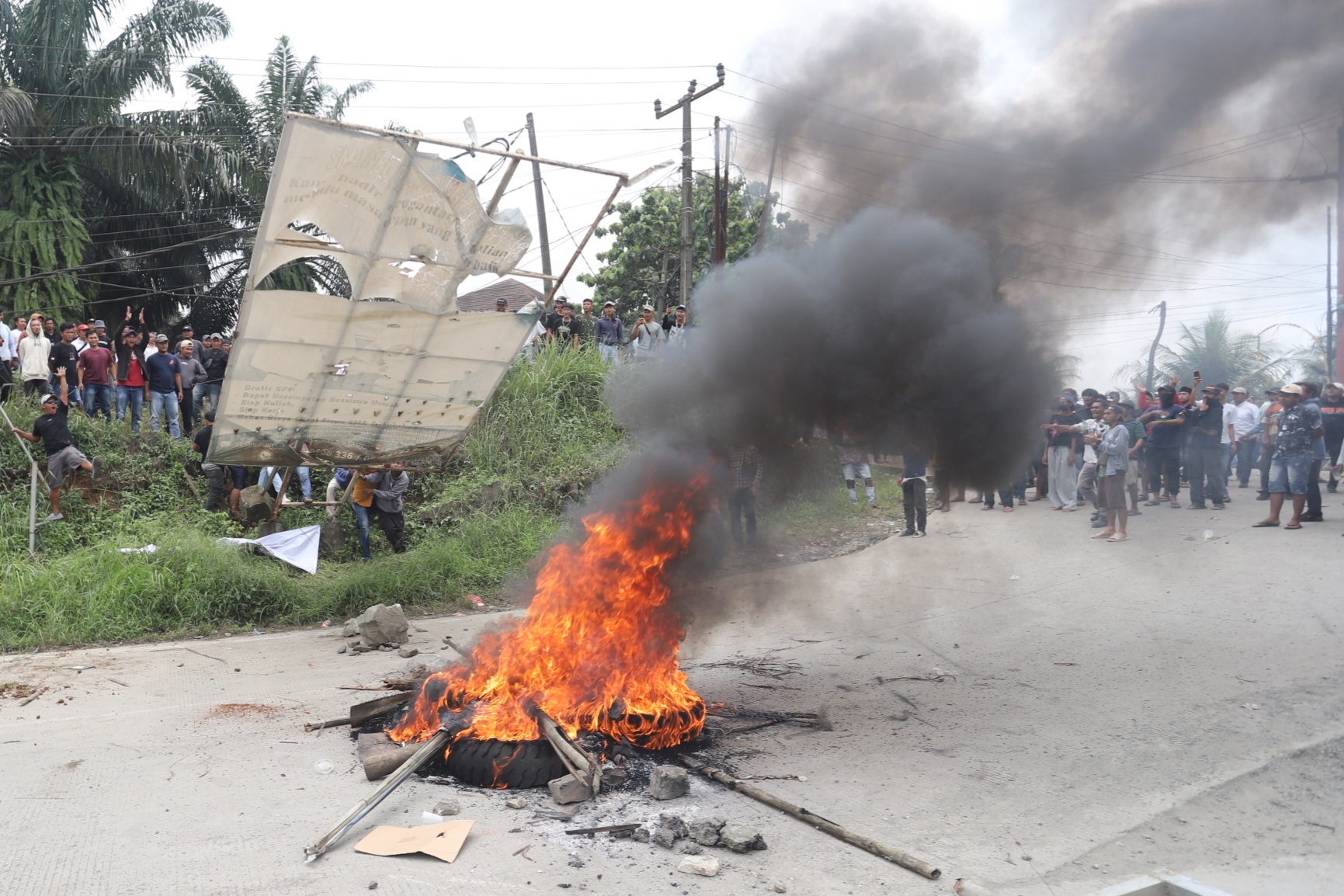 Ratusan massa melakukan aksi damai demontrasi terkait polemik truk tambang di Cigudeg, Bogor, Jawa Barat, Senin (29/9/2025). (Dery Ridwansah/ JawaPos.com) - Image