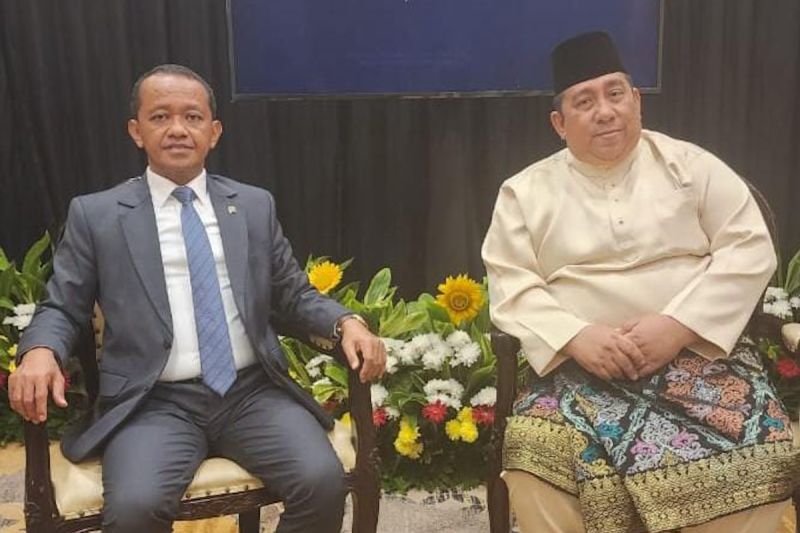 Menteri ESDM sekaligus Ketua Umum Partai Golkar Bahlil Lahadalia (kiri) bersama Presiden Pemuda Masjid Dunia Said Aldi Al Idrus. (ANTARA/HO-Dokumentasi Pribadi) - Image