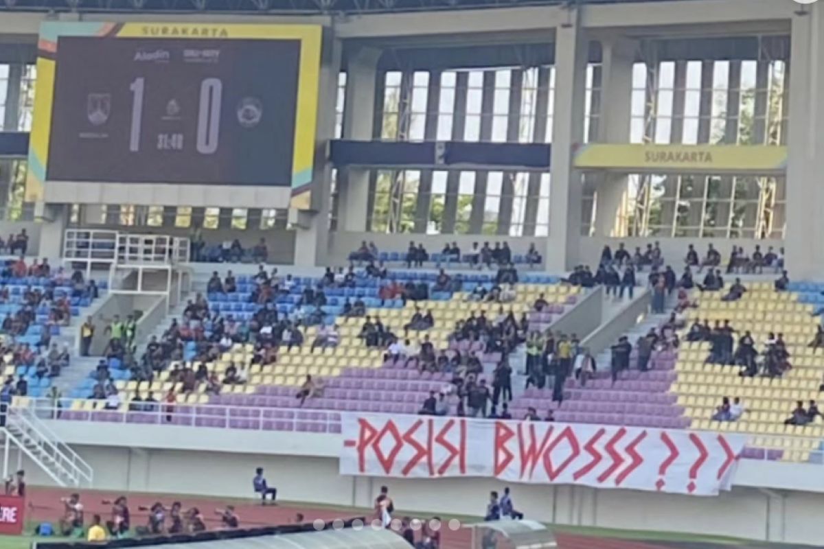 Suporter Persis Solo Bentangkan Spanduk Posisi Bwosss? (ig ngobrolduniabola) - Image