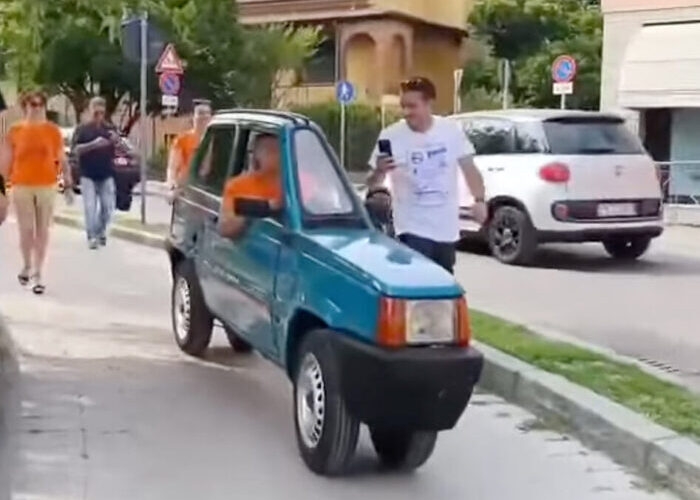 Mobil lawas Fiat Panda yang telah dimodifikasi menjadi unik. - Image