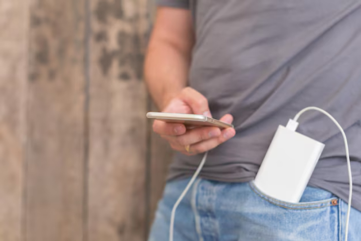 seseorang yang tak pernah membiarkan baterai ponselnya di bawah 10%./Freepik/fabrikasimf - Image
