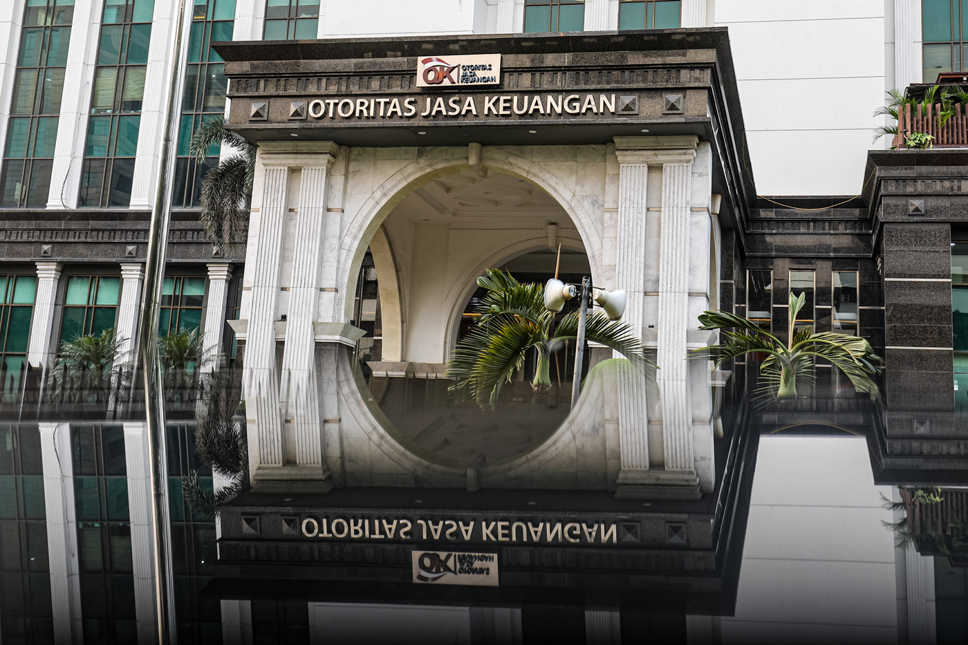 Ilustrasi gedung Otoritas Jasa Keuangan (OJK) di Jakarta, Senin (29/9/2025). (Salman Toyibi/Jawa Pos