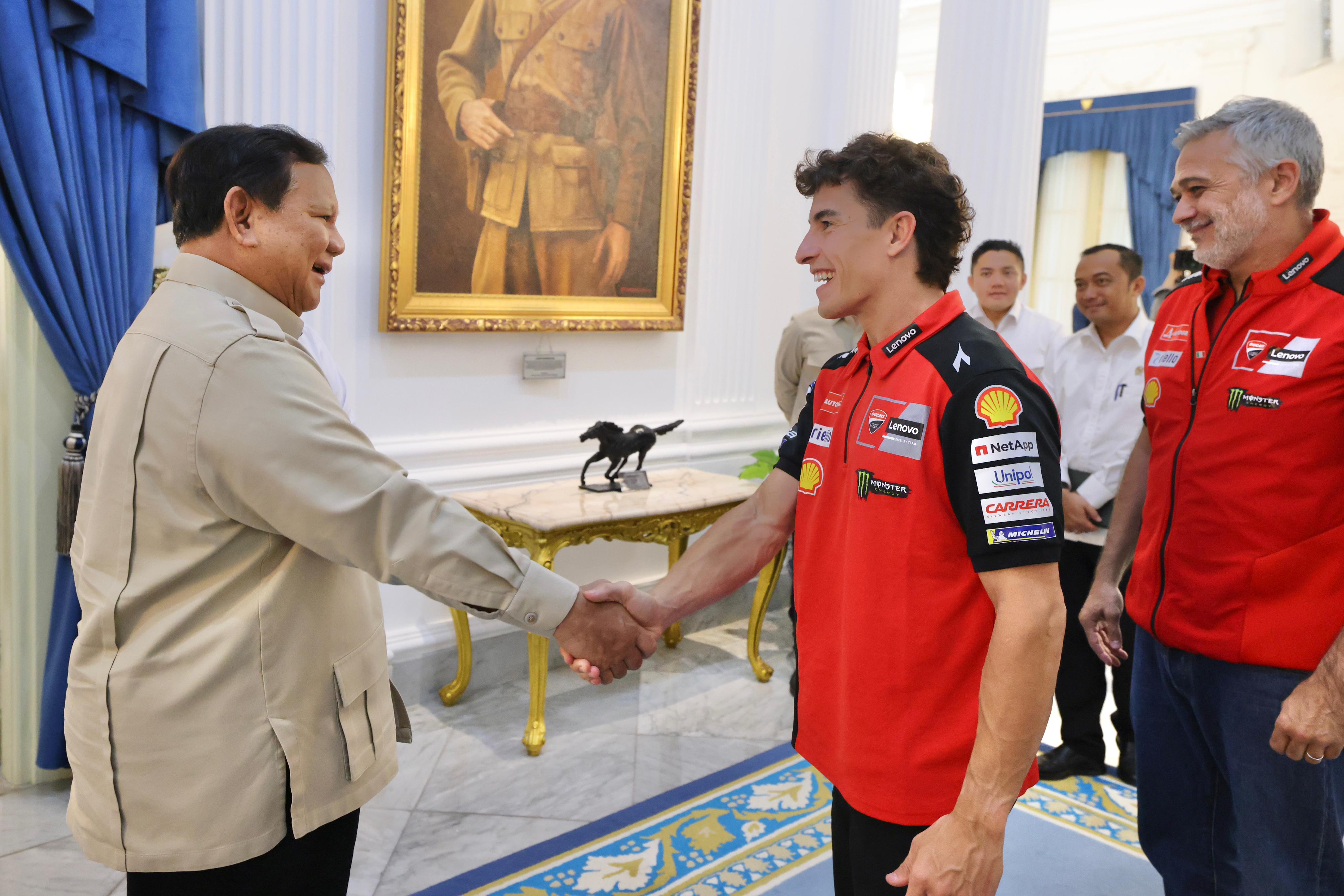 Presiden Prabowo Subianto menerima kunjungan juara dunia MotoGP, Marc Márquez, di Istana Negara, Jakarta, Selasa (30/9). - Image