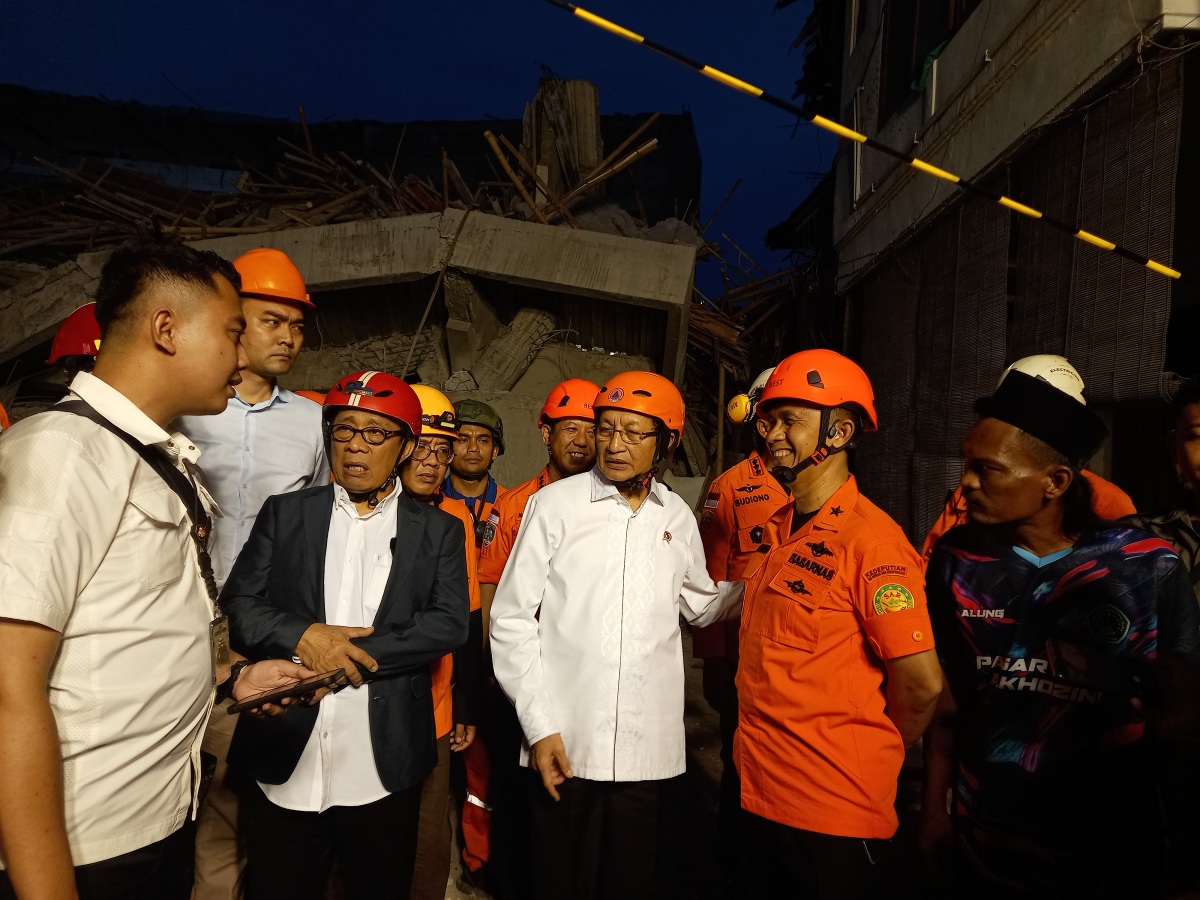 enteri Agama RI, Nasaruddin Umar saat meninjau langsung Pondok Pesantren Al Khoziny, Kecamatan Buduran, Kabupaten Sidoarjo. (Novia/JawaPos.com) - Image