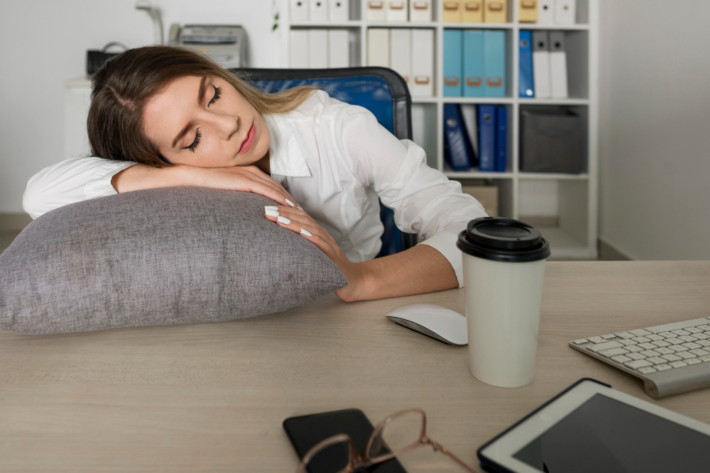 Foto ilustrasi seseorang yang sedang tidur siang singkat di sofa kantor yang nyaman dengan latar belakang laptop yang tertutup./Freepik - Image