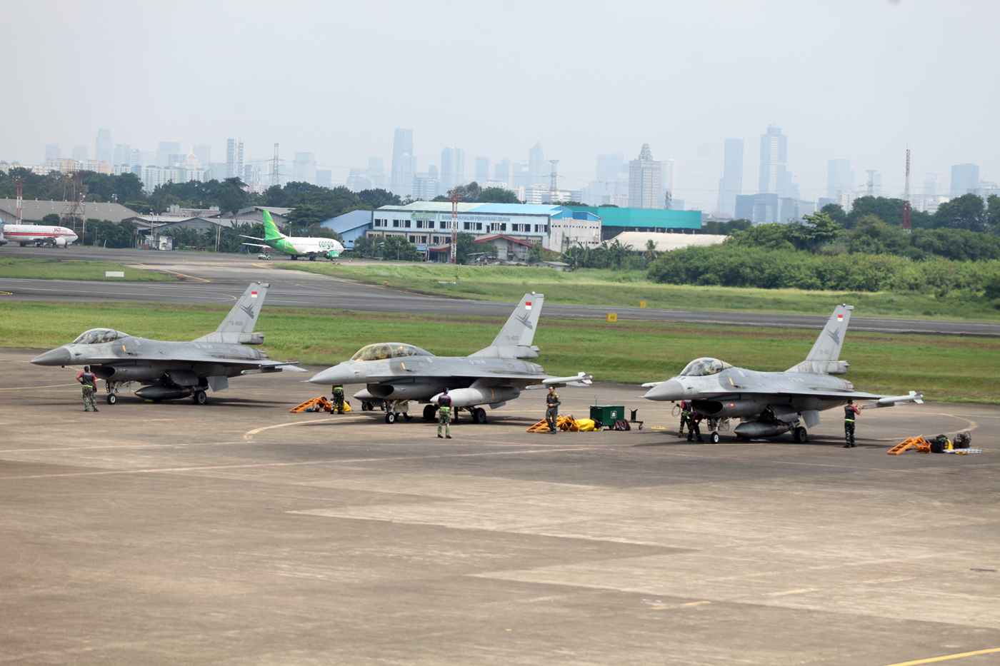 Pesawat tempur F-16 Fighting Falcon bersiap untuk lepas landas saat latihan dalam persiapan HUT TNI ke-80 di Bandara Halim Perdana Kusuma, Jakarta, Rabu (1/10/2025). (Dery Ridwansah/ JawaPos.com) - Image