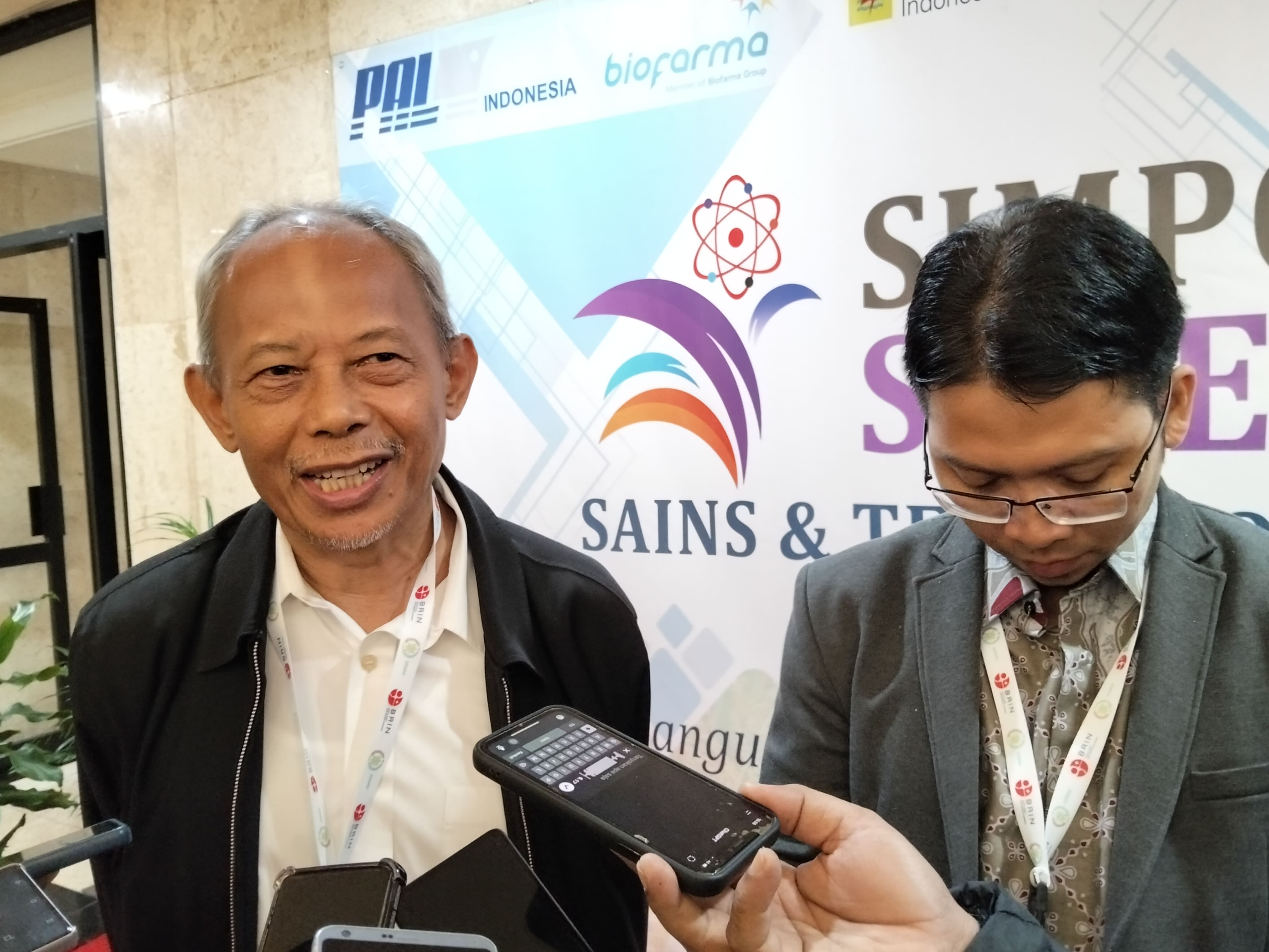 Ketua Umum Himpunan Masyarakat Nuklir Indonesia (Himni) Prof. Susilo Widodo (kiri) di forum Simposium Sains dan Teknologi Nuklir (Sistem) 2025 di Serpong (2/10). - Image