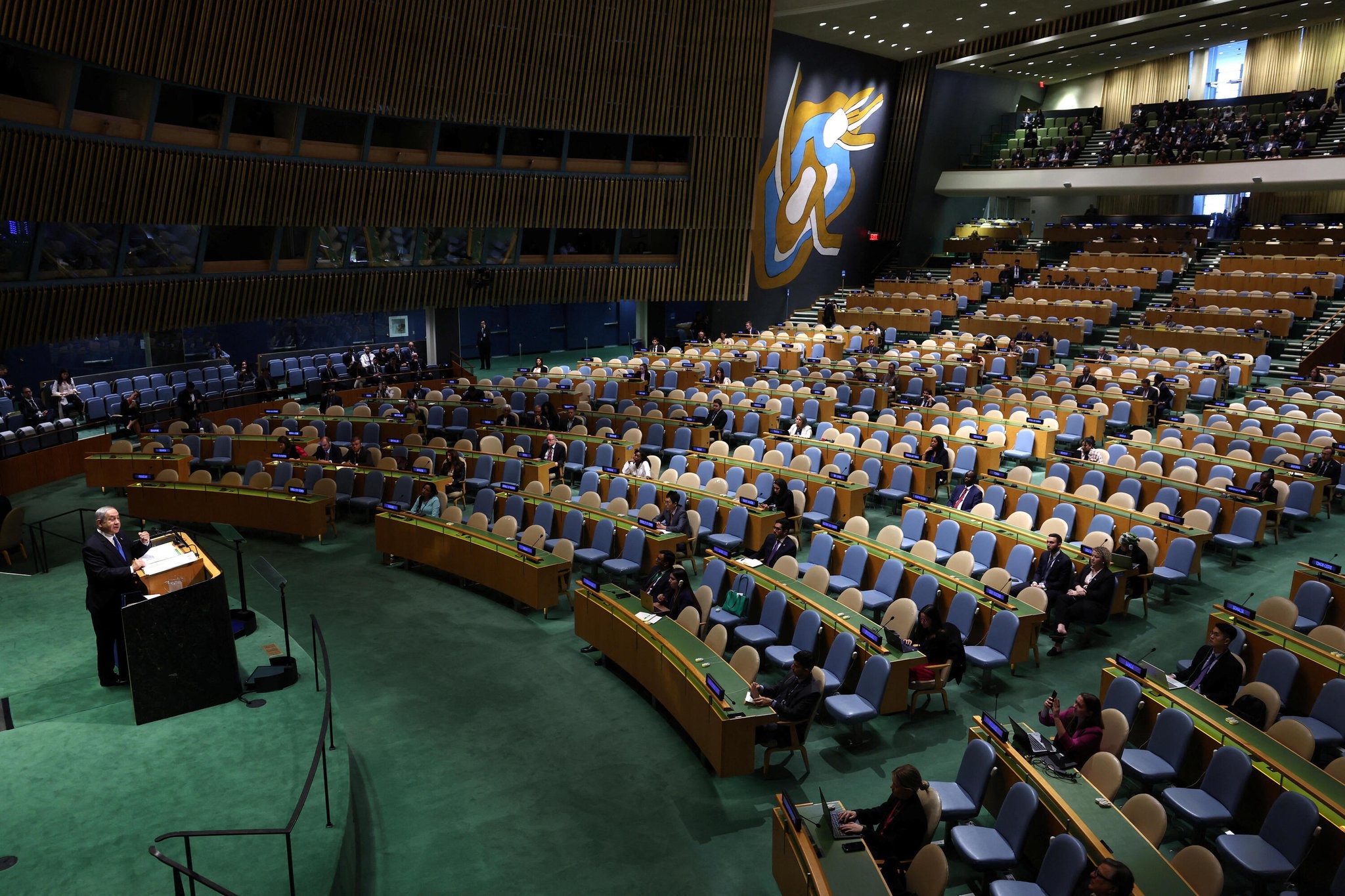 ruangan saat Perdana Menteri Israel Benjamin Netanyahu berpidato dalam Sidang Umum PBB ke-80. (Al Jazeera) - Image