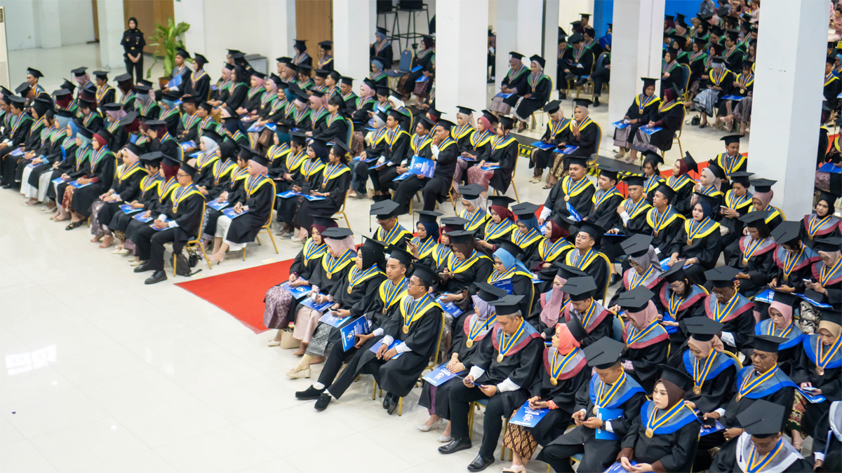 Wisudawan STIESIA Surabaya di Gedung Graha Widya Bhakti. (Doc. STIESIA Surabaya)