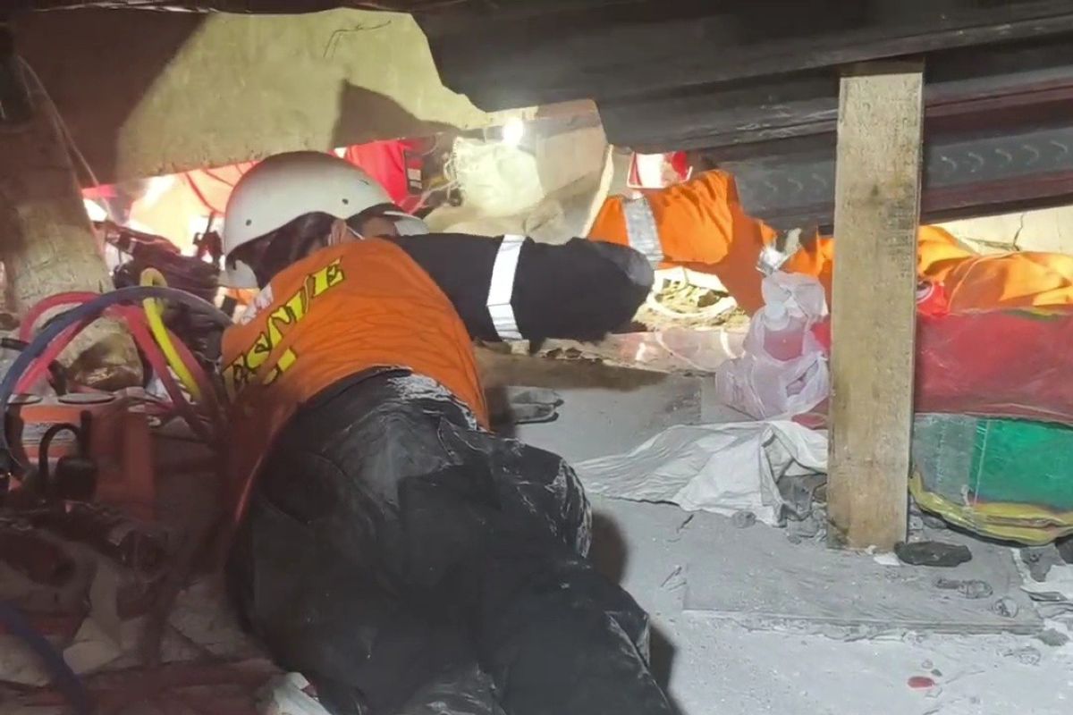 Santri Ponpes Al Khoziny Sidoarjo Ditemukan Tewas dalam Posisi Sujud. (Dokumentasi CC 112 Surabaya) - Image