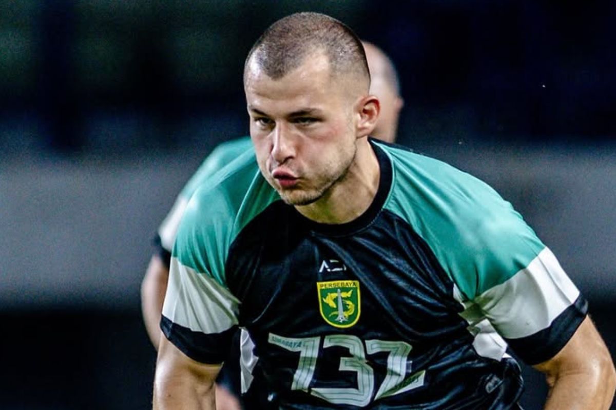 Mihailo Perovic wajib segera nyetel dengan permainan Persebaya Surabaya di Super League 2025/2026. (Media Persebaya) - Image