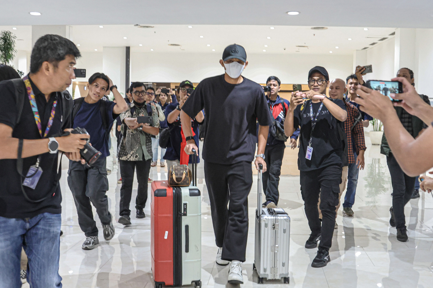 Pemain sepakbola Timnas Rizky Ridho berangkat melalui Terminal 2, Bandara Soekarno-Hatta, Tangerang, Kamis (02/10/2025). (Hanung Hambara/Jawa Pos)