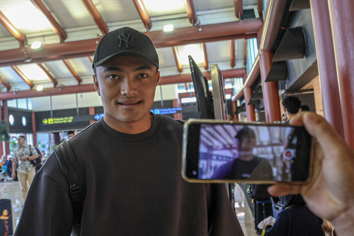 Pemain sepakbola Timnas Ernando Ari berangkat melalui Terminal 2, Bandara Soekarno-Hatta, Tangerang, Kamis (02/10/2025). Pemain sepakbola Timnas Ernando Ari berangkat melalui Terminal 2, Bandara Soekarno-Hatta, Tangerang, Kamis (02/10/2025). (Hanung Hamba - Image