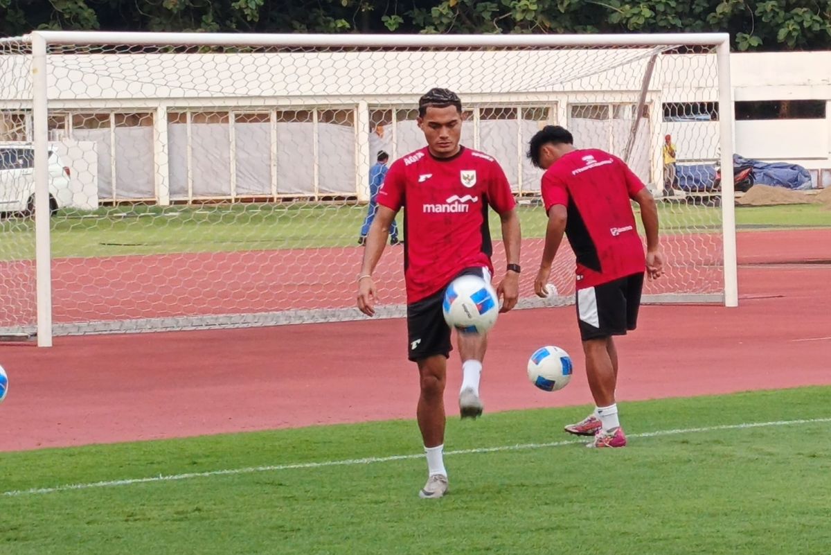 Bintang muda Persebaya Surabaya Mikael Tata dipanggil Timnas Indonesia untuk SEA Games 2025 dan sudah mulai berlatih di Jakarta. (Dimas Ramadhan/JawaPos.com) - Image