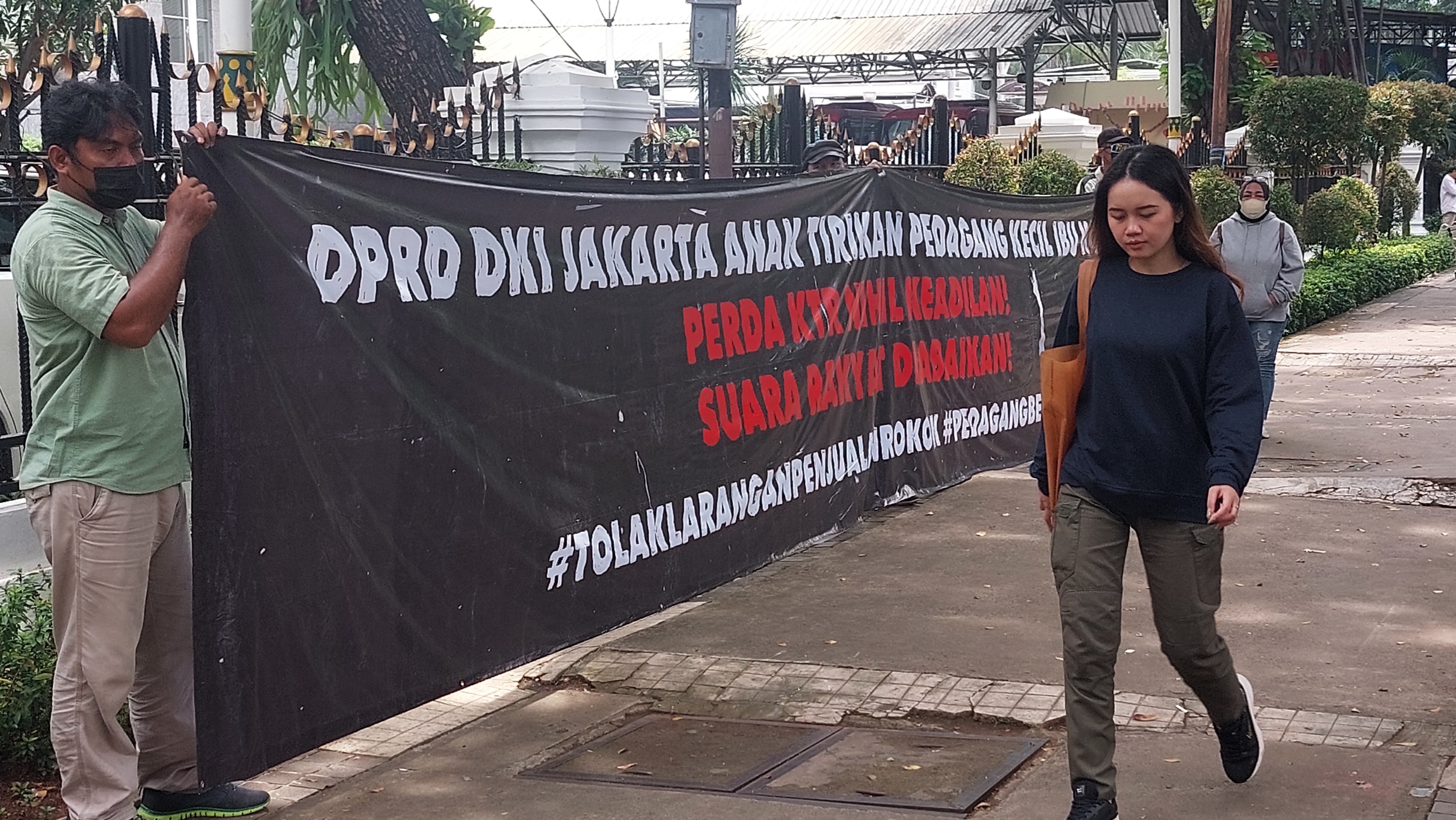 Sejumlah perwakilan pedagang kecil menggelar aksi damai menolak finalisasi Raperda KTR di depan gedung DPRD DKI Jakarta, Jumat (3/10). (Ryandi Zahdomo/JawaPos.com) - Image