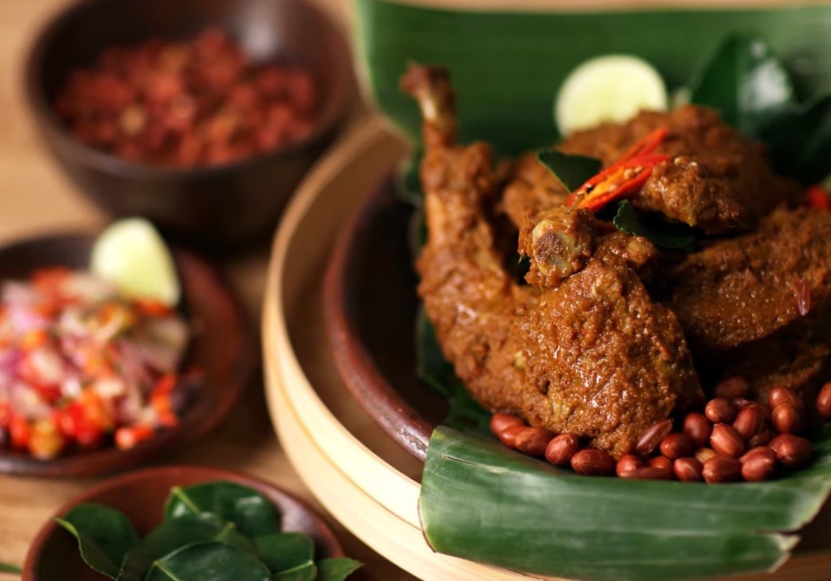 Ayam bumbu Bali (dok. YouTube Ny. Liem Heritage) - Image