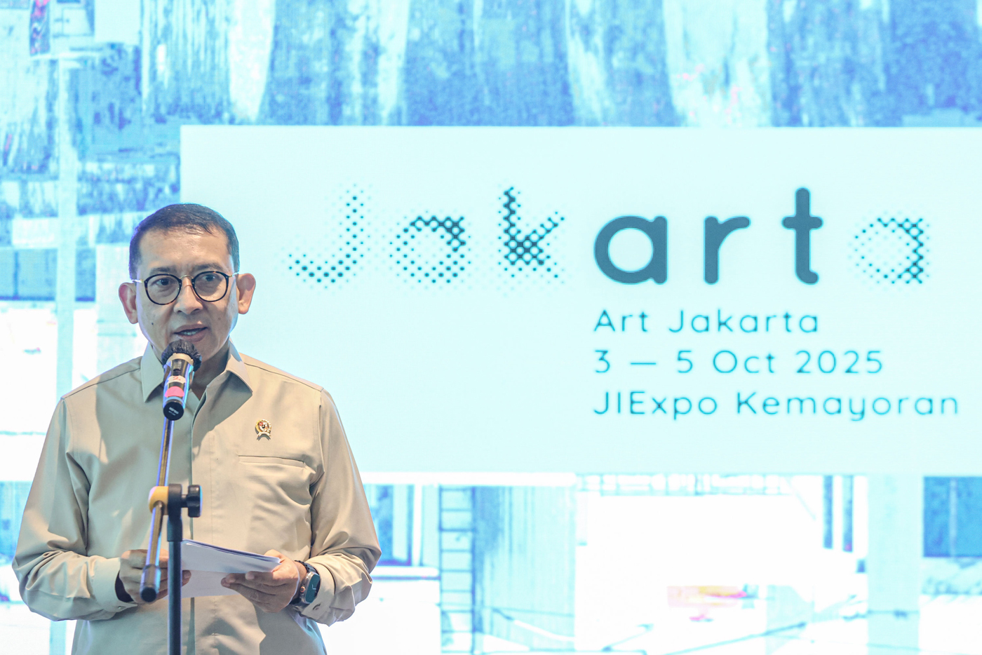 Menteri Kebudayaan Fadli Zon memberikan sambutan saat pembukaan Art Jakarta 2025 di JIExpo Kemayoran