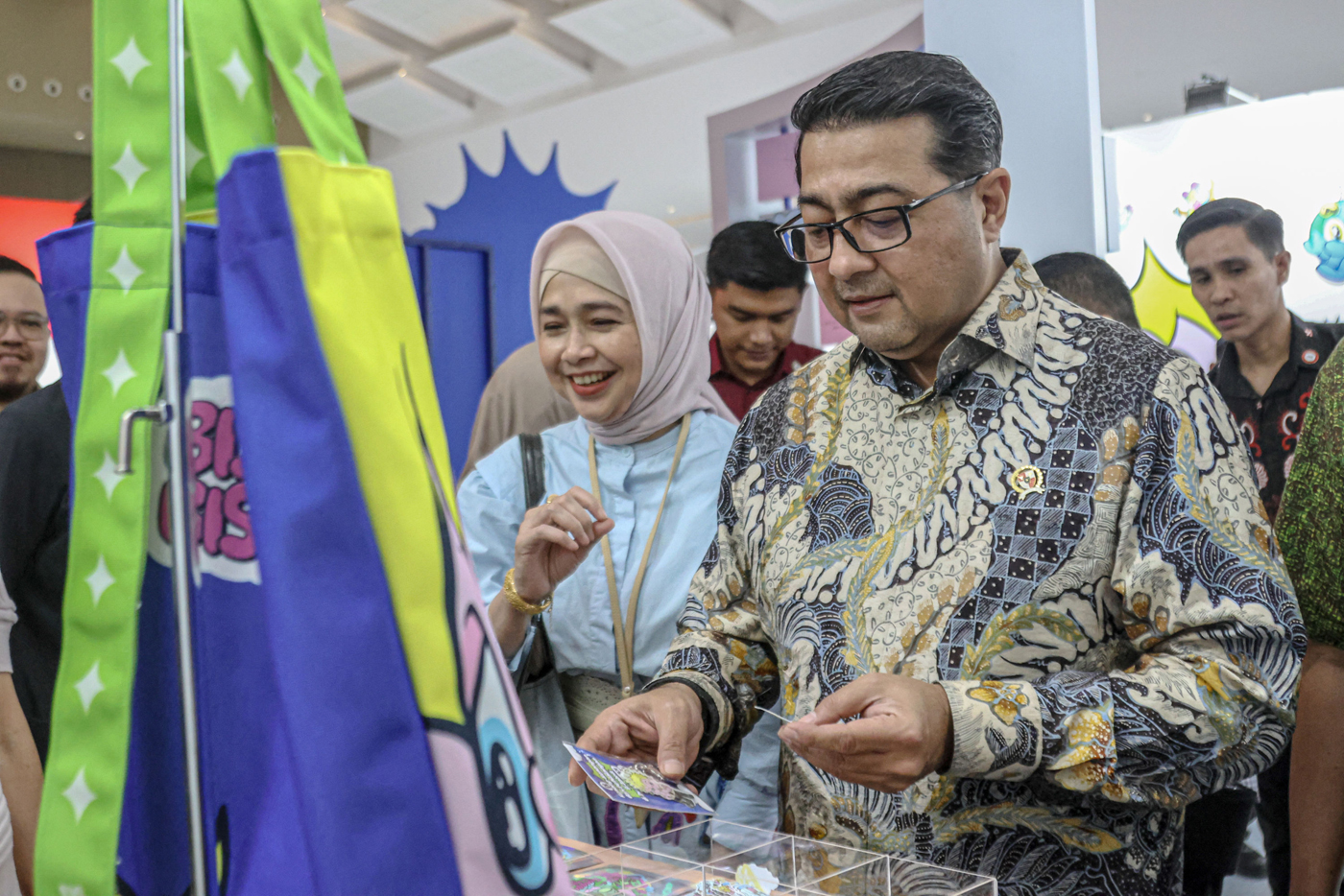 Menteri Ekonomi Kreatif Indonesia Teuku Riefky Harsya (kanan) melihat koleksi karya saat pembukaan A