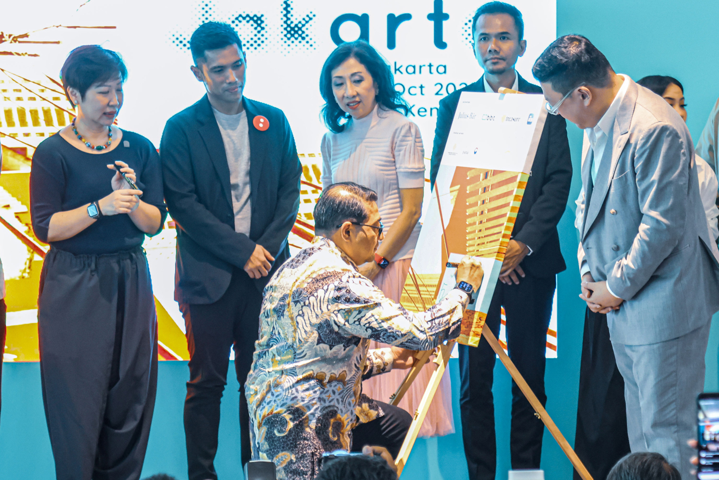 Menteri Ekonomi Kreatif Indonesia Teuku Riefky Harsya menandatangani poster saat pembukaan Art Jakar