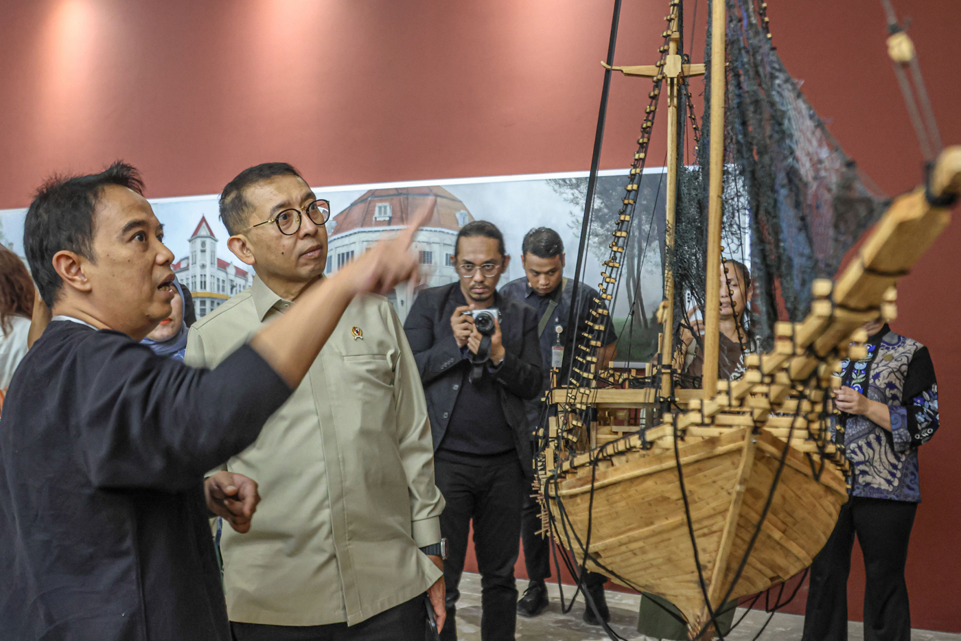 Menteri Kebudayaan Fadli Zon (dua kiri) melihat karya saat pembukaan  Art Jakarta 2025 di JIExpo Kem