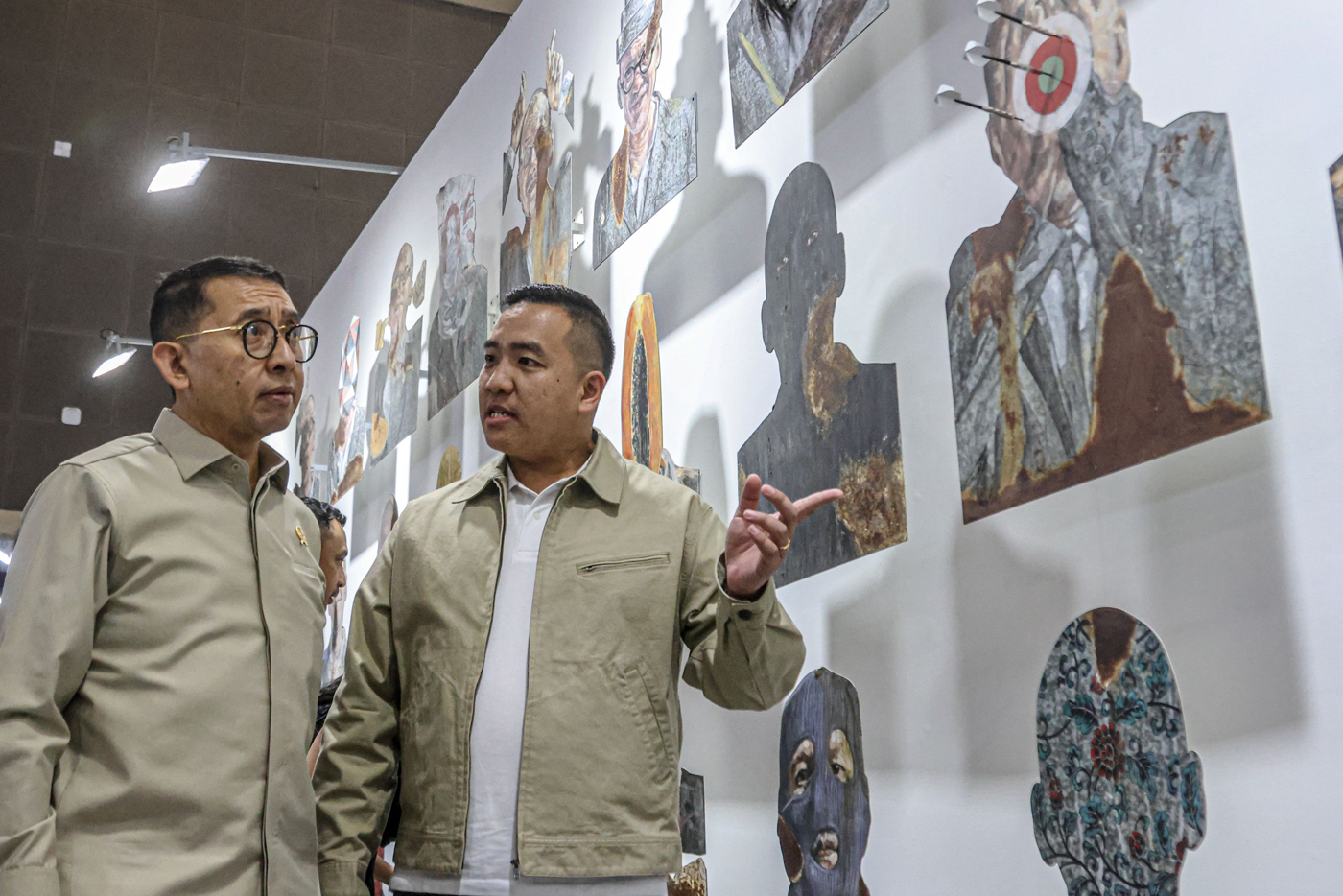 Menteri Kebudayaan Fadli Zon (kiri) melihat karya saat pembukaan  Art Jakarta 2025 di JIExpo Kemayor