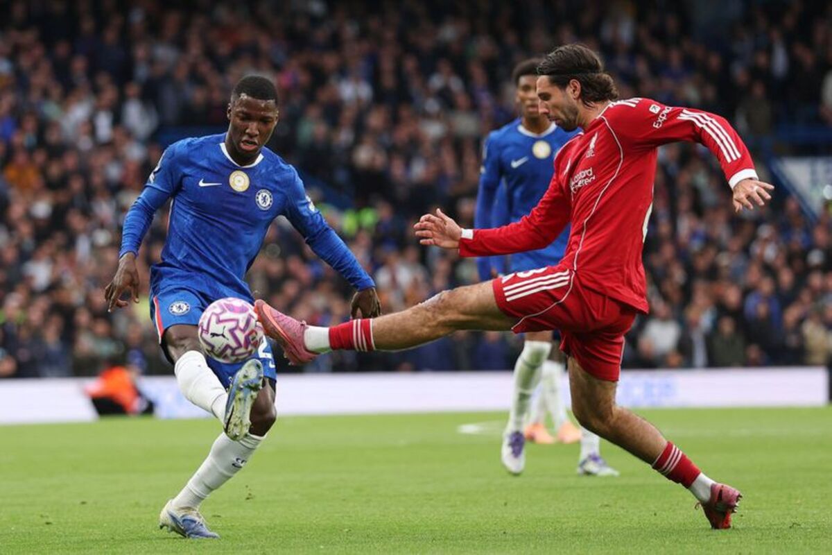 Duel Moises Caicedo (Chelsea) dan Dominik Szoboszlai (Liverpool). (AP Photo/Ian Walton) - Image