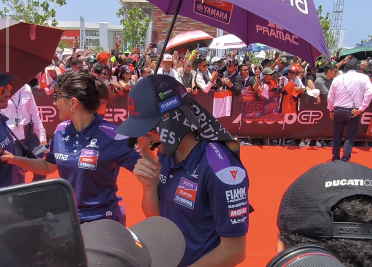 Jack Miller (Prima Pramac Yamaha), berinteraksi dengan para penggemar dalam sesi Hero Walk (5/10) - Image