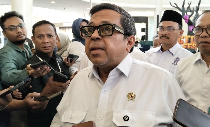 Kepala Badan Penyelenggara Jaminan Produk Halal (BPJPH) Ahmad Haikal Hasan paparan soal kebijakan sertifikasi halal di Cibubur, Kota Bekasi (6/10). - Image
