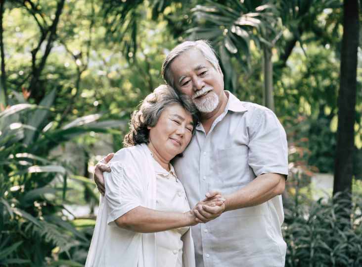Pasangan yang bahagia bukan yang tanpa konflik, tapi yang tahu cara berdebat dengan cinta dan menyelesaikan masalah bersama./ Elderly couples dancing together | Free Photo - Image