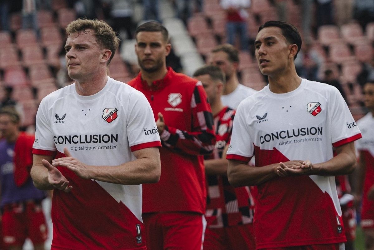 Pemain FC Utrecht asal Indonesia Miliano Jonathans (kanan) menyumbang satu umpan gol saat lawan Feyenoord. (Dok. FC Utrecht) - Image