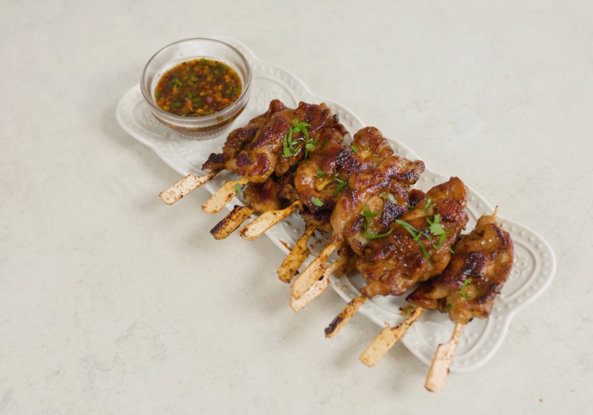 Sate ayam ala street food Thailand dengan saus nam jim segar (Dok. YT Willgoz Kitchen) - Image
