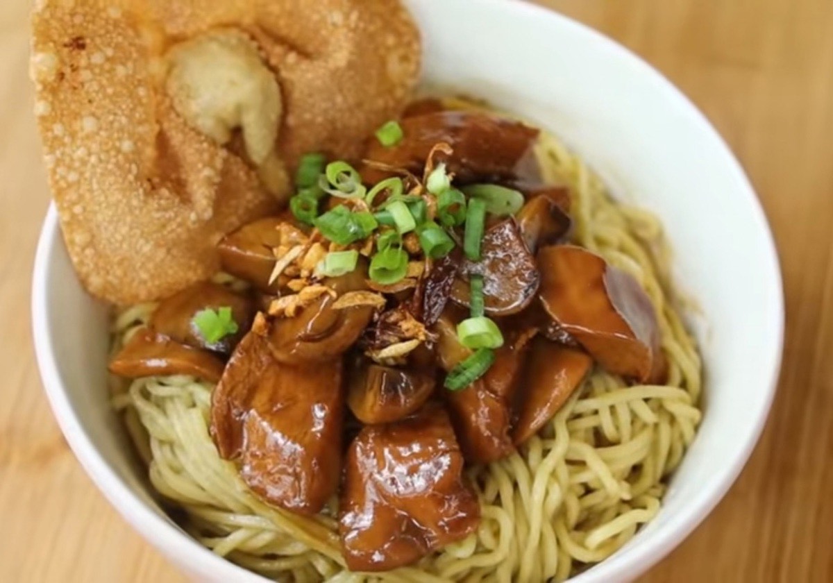 Bakmi ayam jamur ala Bakmi GM (Dok. Youtube Devina Hermawan) - Image