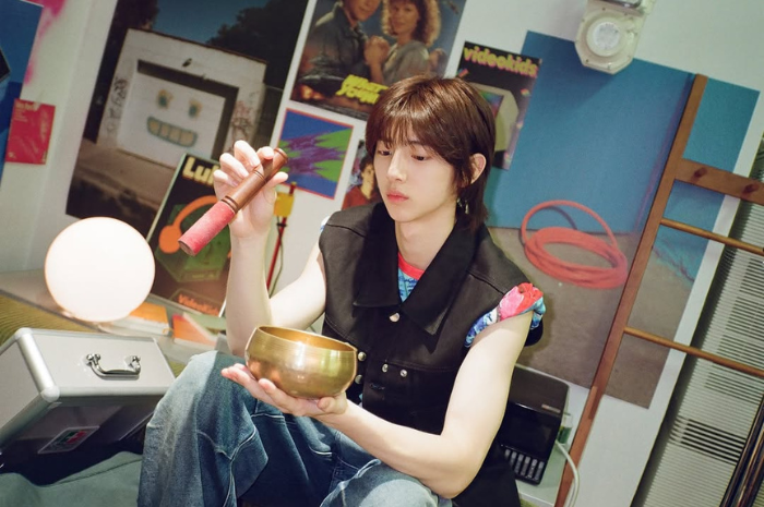 Juhoon tampil cool dalam pemotretan album. (Instagram @cortis)