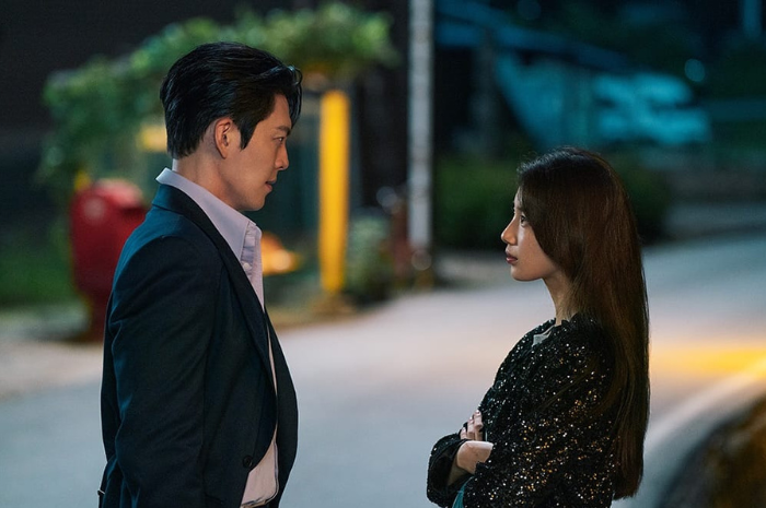 Kim Woo Bin dan Suzy saling bertatapan dalam satu scene drama Genie Make A Wish. (Instagram @netlixkr) - Image