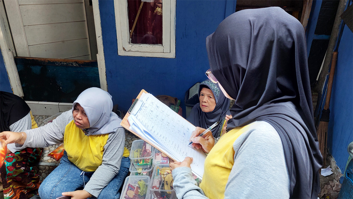 Aktivitas Posyandu Nusa Indah Pos 2 RW07, Bendungan Hilir, Jakarta Pusat saat menyiapkan makanan pada penerima manfaat Makan Bergizi Gratis (MBG) di wilayahnya/(Foto: Dimas Choirul/Jawapos.com). - Image