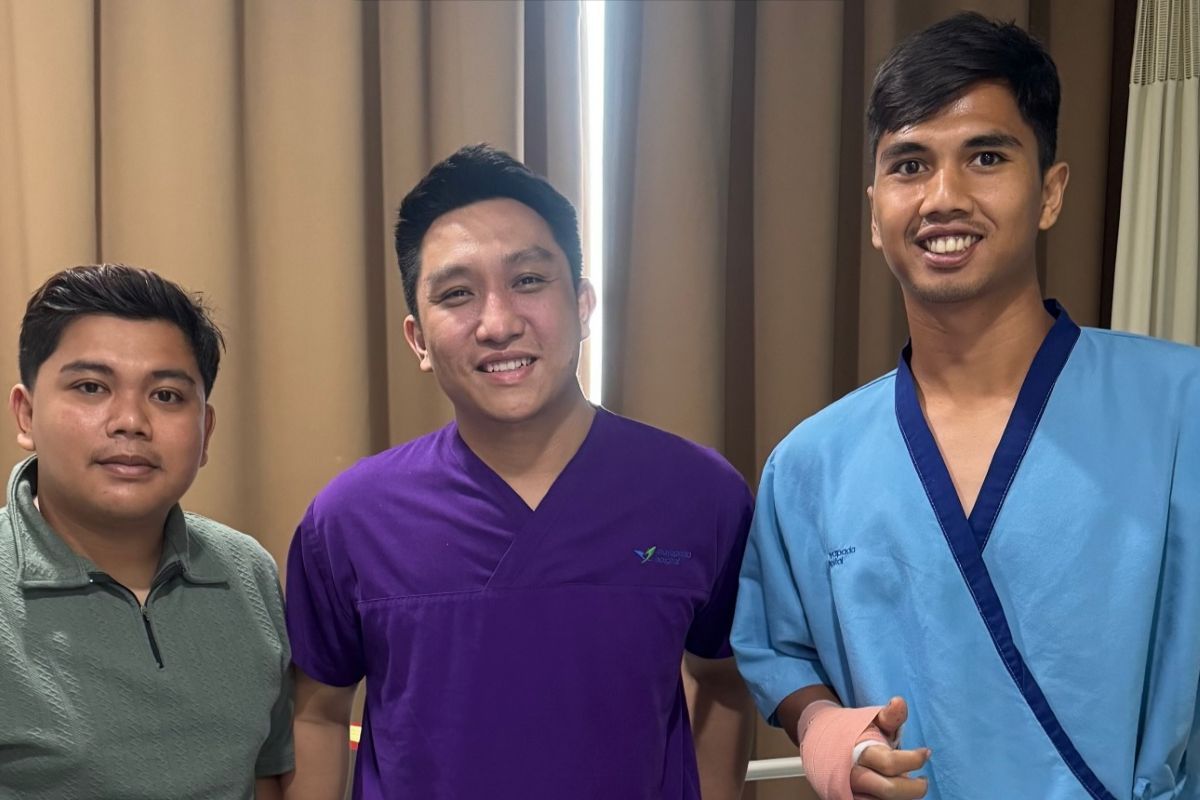 Rizky Dwi Pangestu menjalani pemulihan cedera di tangan. (Dok. instagram @reyvaltum) - Image