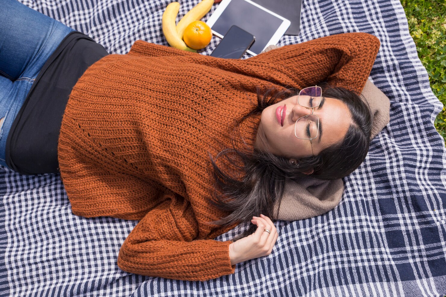 Seseorang tertidur pulas di tempat umum, menunjukkan kemampuan untuk beradaptasi dan melepaskan kontrol./Freepik - Image